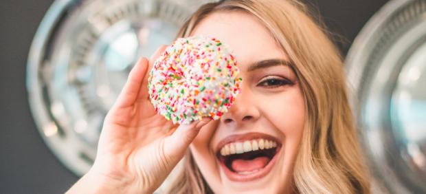 Chica con donut