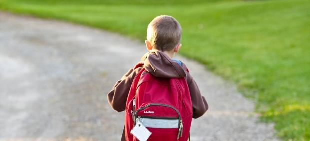 Niño con mochila