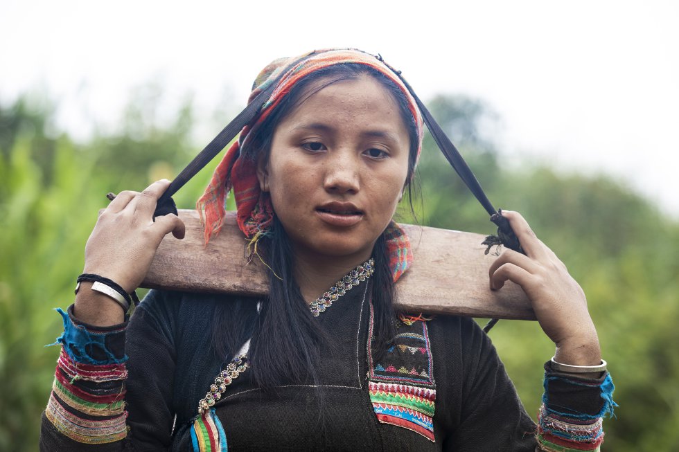 Yayer carga un cesto a sus espaldas de regreso a casa tras la jornada de trabajo en el campo de caña de azúcar de la aldea de Phapounkao, en la provincia de Phongsaly, al norte de Laos.