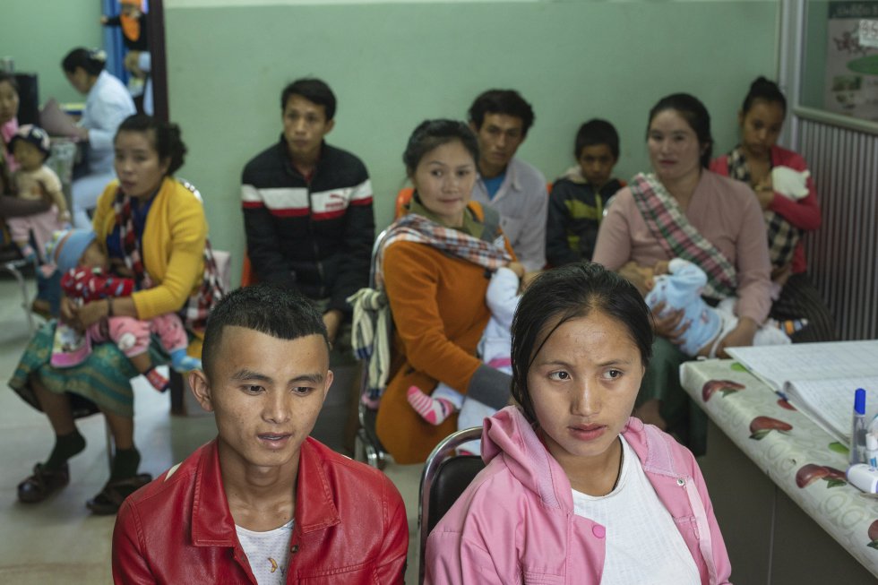 Ater y Yayer asisten a una charla sobre nutrición enfocada a madres jóvenes.