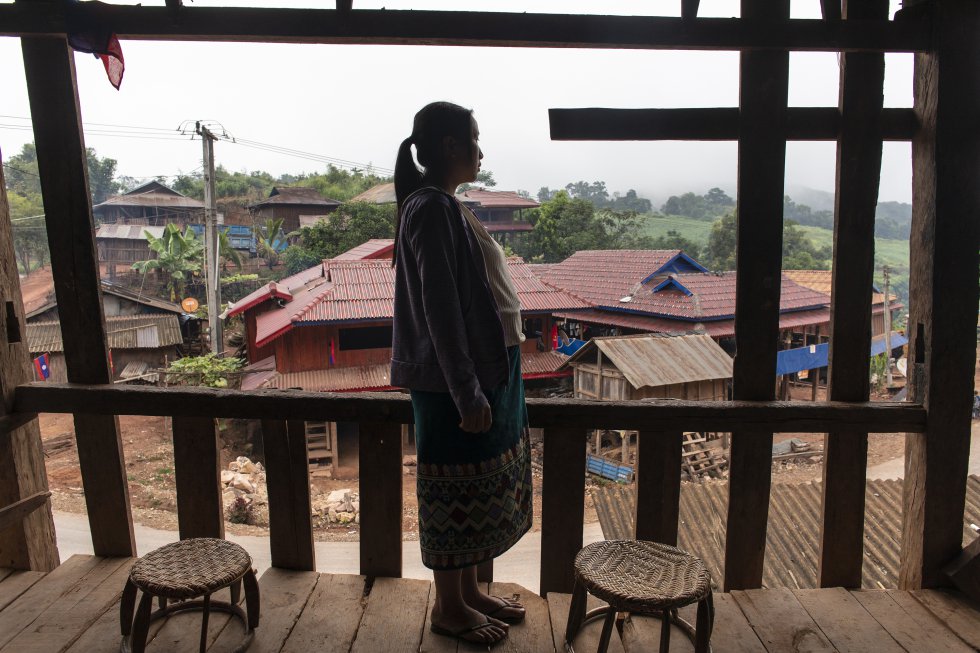 Yayer contempla la aldea donde vive desde la cabaña de su familia política.