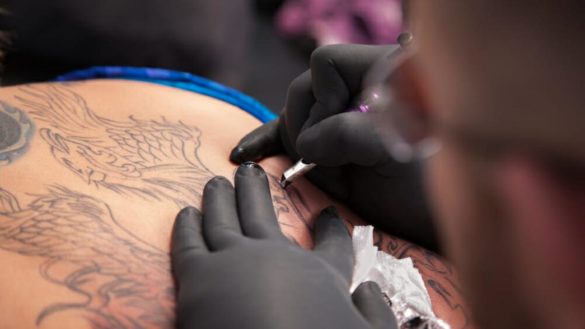en-que-partes-del-cuerpo-puede-ser-peligroso-hacerse-tatuajes