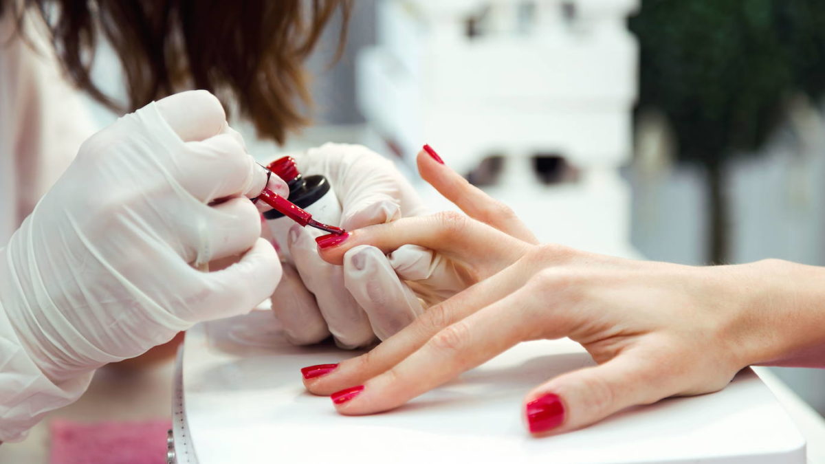 España propone a Bruselas limitar el uso de esmaltes de uñas permanentes