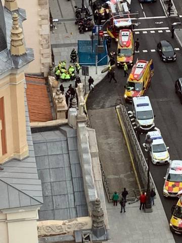 Una mujer, en estado crítico tras caerle parte de una fachada en el centro de Madrid