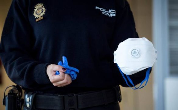 la-policia-nacional-reparte-marcarillas-a-los-agentes-en-los-aeropuertos-ante-el-coronavirus
