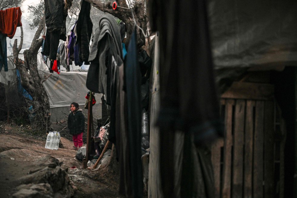 Una niña camina entre las tiendas del campo de refugiados de Moria, en la isla de Lesbos (Grecia).