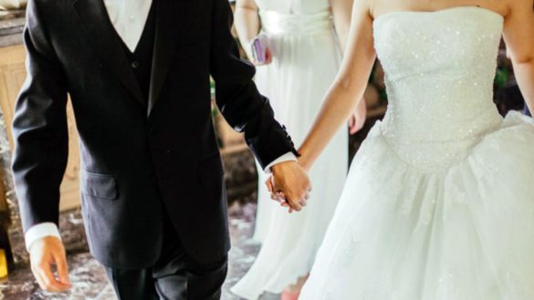 una-pareja-se-ausenta-de-su-propia-boda-por-temor-a-tener-coronavirus-y-celebra-el-banquete-por-videoconferencia