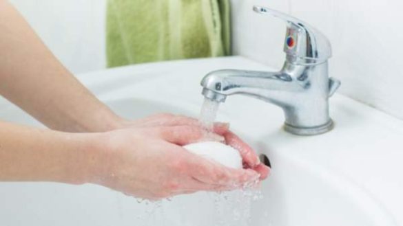 coronavirus-gel-desinfectante-o-lavado-de-manos-con-agua-y-jabon