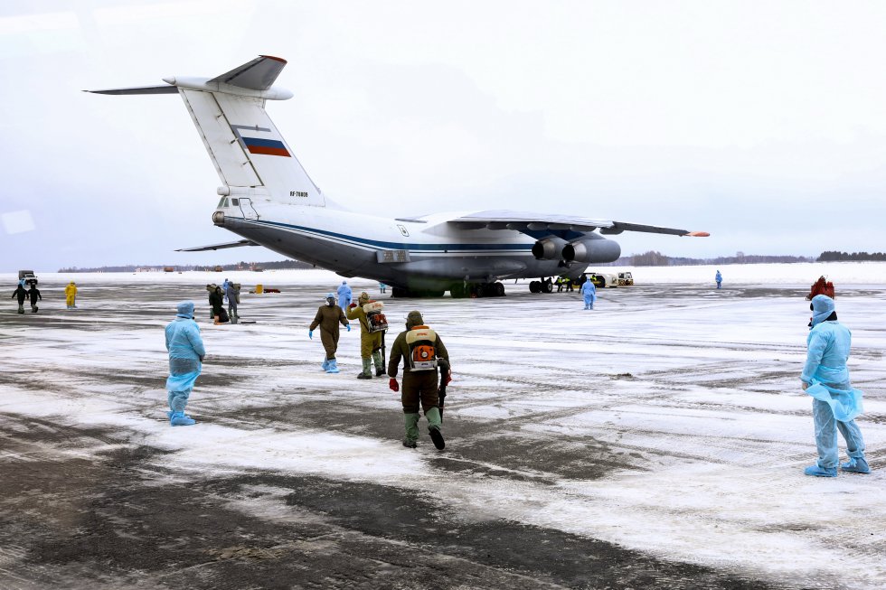 Un grupo de personal médico espera a los 80 pasajeros que viajan en un avión militar ruso para examinarles por el coronavirus. Llegan a un aeropuerto de Tyumen (Rusia), el miércoles 5 de febrero.