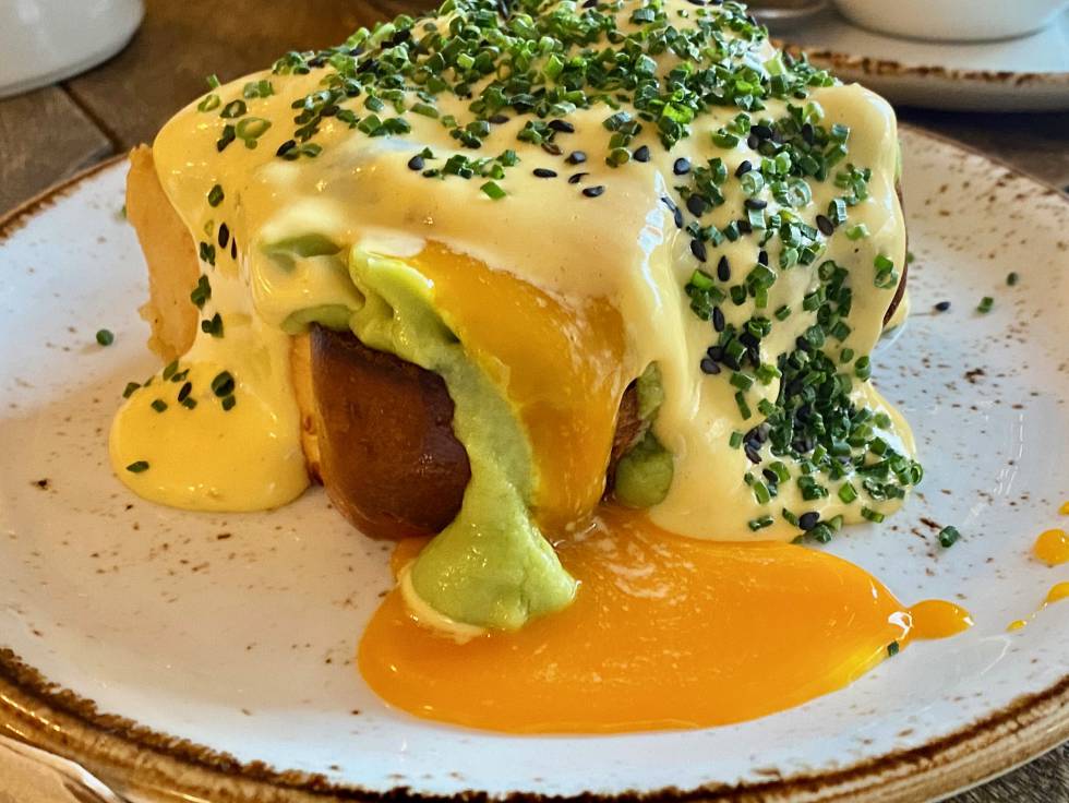 Pan brioche con crema de aguacate, huevo a baja temperatura y salsa holandesa. J.C.CAPEL 