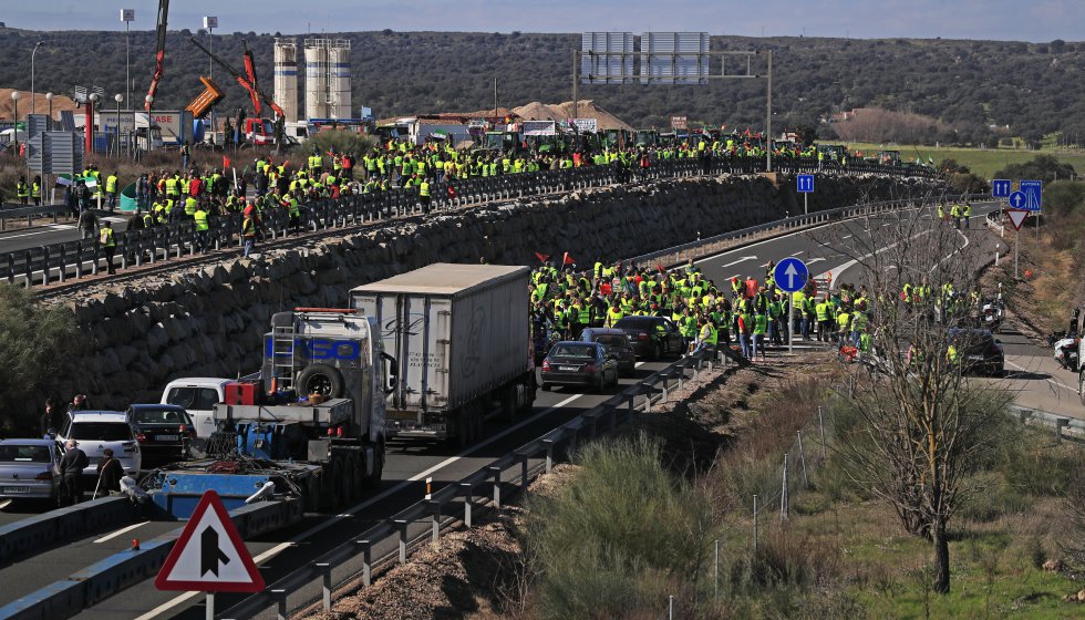 Las manifestaciones de los agricultores extremeños colapsan las autovías A-5 y A-66 y en Almería cortan la A-7 en El Ejido, en protesta por la situación del sector hortofrutícola. En la imagen, corte de la A-5 en el kilómetro 174.
