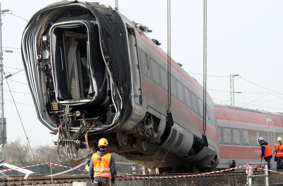 Varios operarios retiran un vagón de tren que quedó en las vías después de que un tren de alta velocidad que hacía el trayecto Milán-Salerno descarrilase en Ospedaletto Lodigiano, el 16 de febrero. El accidente, que se produjo el 6 de febrero, causó dos muertes y 31 personas resultaron heridas.