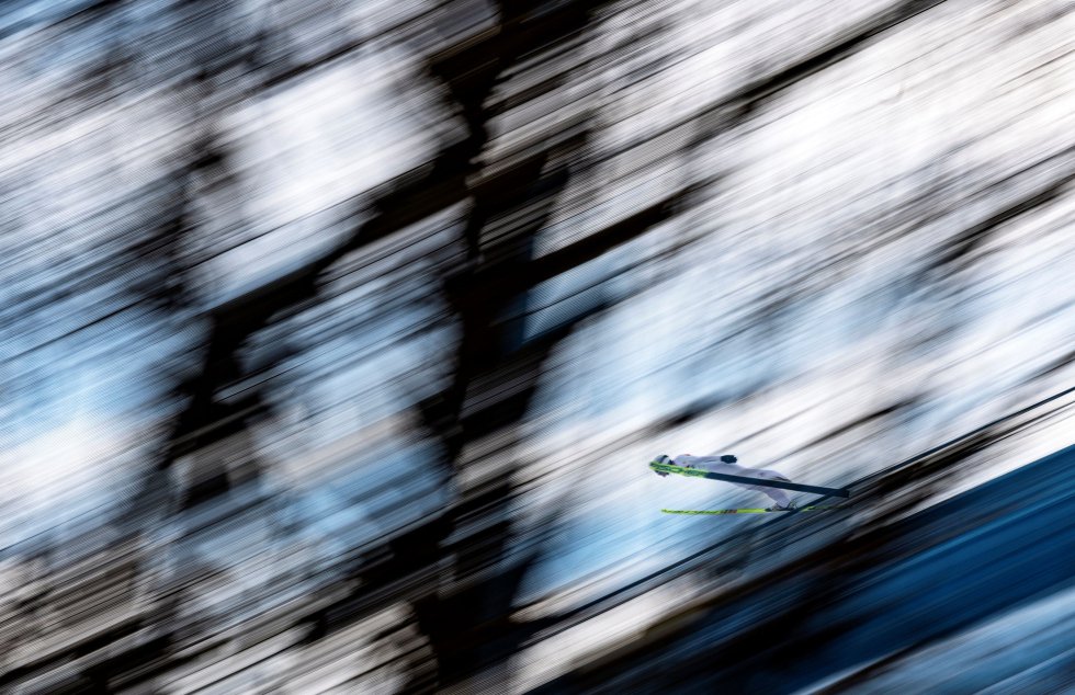 El saltador noruego Marius Lindvik durante la primera ronda del campeonato mundial de salto de esquí en Bad Mitterndorf (Austria), el 16 de febrero.