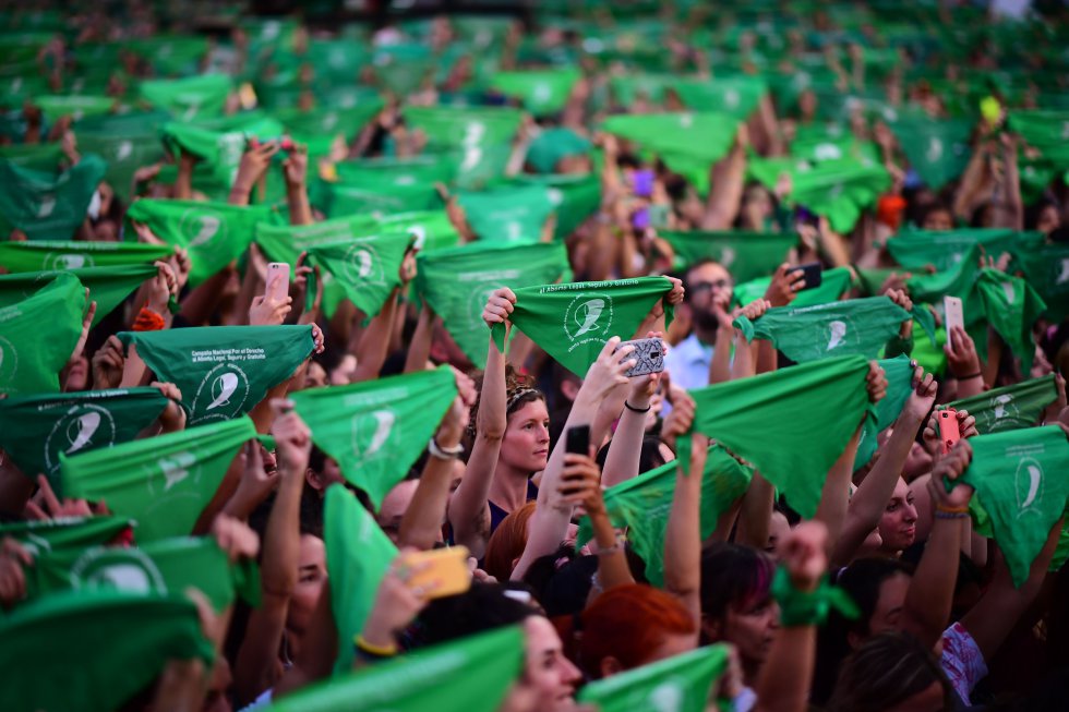 Cientos de mujeres levantan sus pañuelos verdes durante una movilización a favor del aborto, en Buenos Aires (Argentina), el 19 de febrero. Los movimientos feministas de Argentina recuperaron este miércoles sus pañuelos verdes favorables al aborto legal a poco más de una semana de que el Congreso del país comience su actividad para recordar a los legisladores nacionales que su reivindicación espera tornarse en realidad en 2020. Después de que el presidente, Alberto Fernández, haya afirmado en varias ocasiones durante sus primeros meses en el Gobierno que él mismo mandará al Congreso un proyecto para la despenalización del aborto, miles de mujeres argentinas le reclamaron frente a la sede del Poder Legislativo que cumpla su promesa.