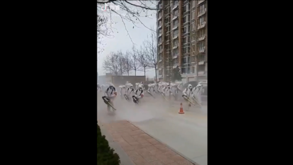 fumigadores-chinos-contra-el-coronavirus-el-video-que-esta-impactando-en-redes-sociales