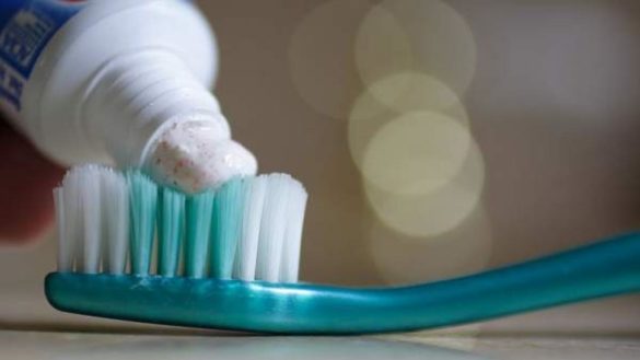 estas-aclarando-mal-el-cepillo-de-dientes-y-no-lo-sabes-asi-tienes-que-desinfectarlo