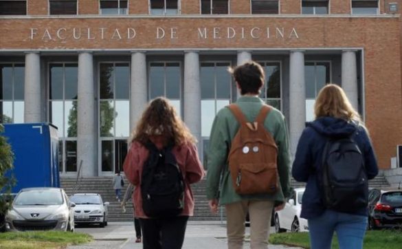 sanidad-aspira-a-esquivar-el-caso-italiano-con-las-drasticas-medidas-en-madrid-vitoria-y-labastida