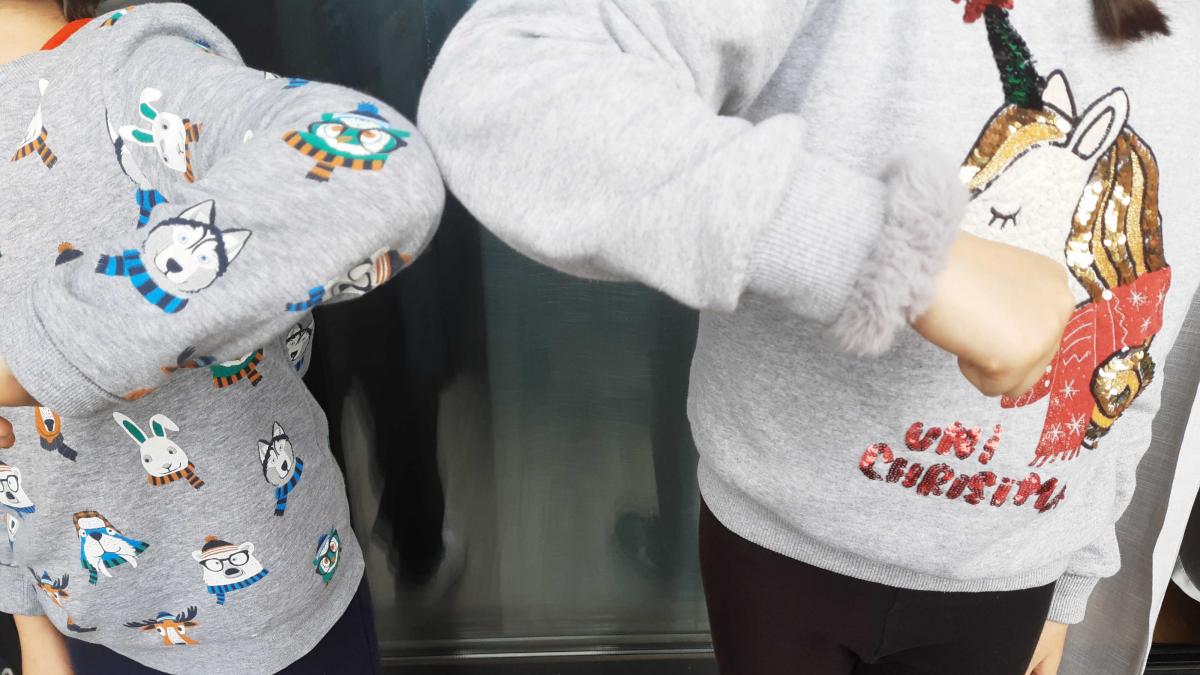 Evitar el contagio por coronavirus: el saludo del ‘codo con codo’ se pone de moda