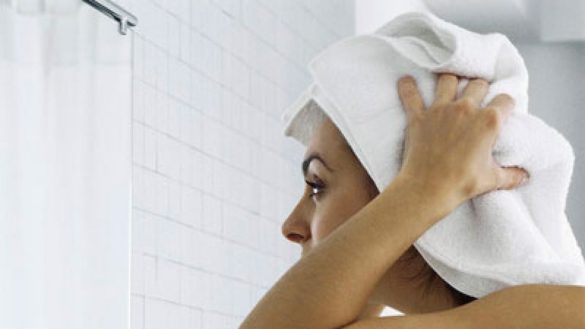 por-que-no-deberias-taparte-el-pelo-con-una-toalla-al-salir-de-la-ducha
