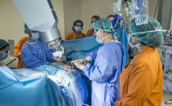 la-precariedad-laboral-en-la-que-trabajan-los-medicos-espanoles-les-empuja-a-emigrar