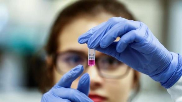 la-primera-persona-que-prueba-la-vacuna-contra-el-covid-19-asegura-que-esta-bien-y-recibira-mil-euros-por-ser-voluntaria