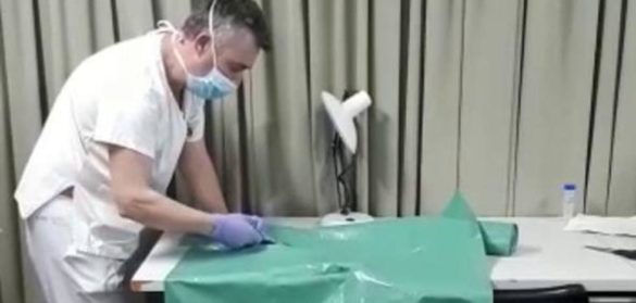 un-sanitario-ensena-a-fabricar-un-delantal-de-proteccion-contra-el-coronavirus-con-bolsas-de-plastico
