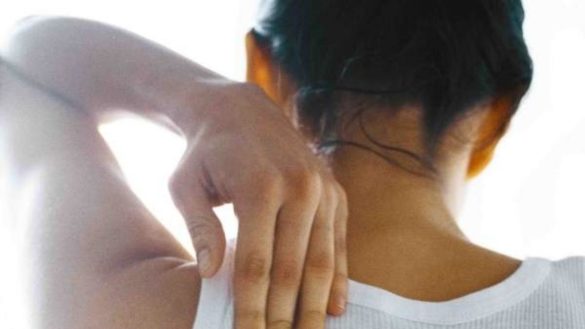 5-ejercicios-para-aliviar-la-tension-lumbar-y-cervical-si-pasas-el-dia-sentado