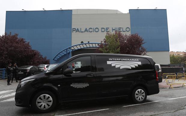 Coche fúnebre a las puertas del Palacio de Hielo.