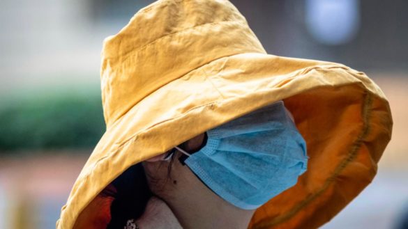 como-se-pone-una-mascarilla-quirurgica