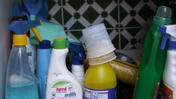 estos-son-los-sintomas-de-intoxicacion-producidos-por-la-mezcla-de-productos-de-limpieza-como-la-lejia-y-el-amoniaco