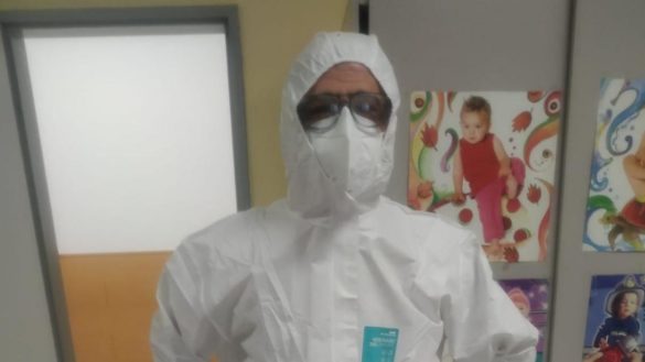 los-medicos-de-familia-seguimos-con-escasez-traen-equipos-de-manga-corta-y-cubrimos-con-bolsas-el-resto-del-brazo