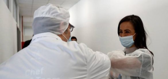 el-coronavirus-revolucionara-hasta-el-saludo