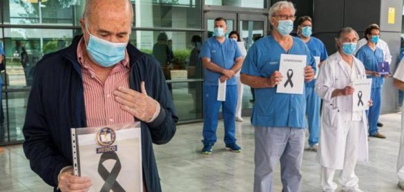 los-medicos-homenajean-a-sus-48-companeros-fallecidos-durante-la-epidemia