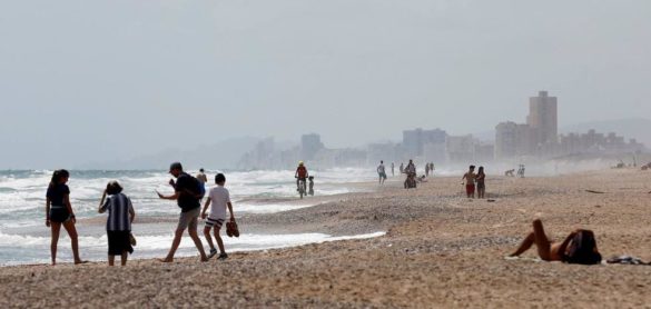 sanidad-fija-una-distancia-de-cuatro-metros-entre-sombrillas-en-la-playa