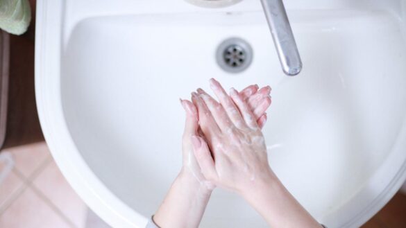 ¿sabias-que-los-hongos-tambien-pueden-aparecer-en-las-unas-de-las-manos?-asi-puedes-identificarlos-y-tratarlos