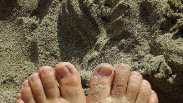 enterrar-los-pies-en-la-arena-puede-causar-infecciones-por-parasitos-y-hongos