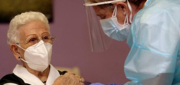araceli,-de-96-anos,-y-la-auxiliar-monica,-las-primeras-vacunadas-en-espana