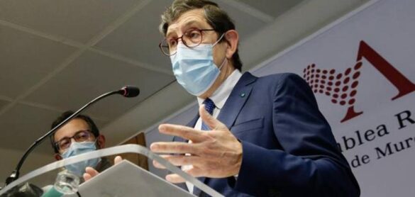 el-consejero-de-salud-murciano-dimite-por-vacunarse