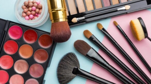 asi-es-la-‘flash’-de-amazon-para-comprar-16-brochas-de-maquillaje-(casi-cinco-estrellas)-por-poco-mas-de-11-euros