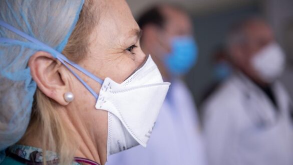 la-doble-mascarilla-contra-el-coronavirus:-¿por-que-las-llevan-los-sanitarios?-¿nos-protegen-mas?