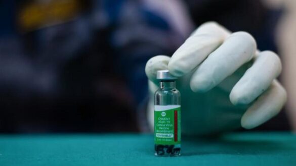 luz-verde-en-la-ue-a-la-vacuna-de-astrazeneca:-solo-para-mayores-de-18-anos-y-diferente-a-la-de-pfizer-y-moderna