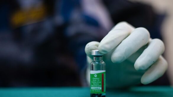 luz-verde-en-la-ue-a-la-vacuna-de-astrazeneca:-solo-para-mayores-de-18-anos-y-diferente-a-la-de-pfizer-y-moderna