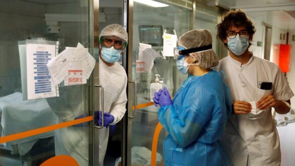doble-mascarilla-contra-el-coronavirus:-como-llevarla-correctamente