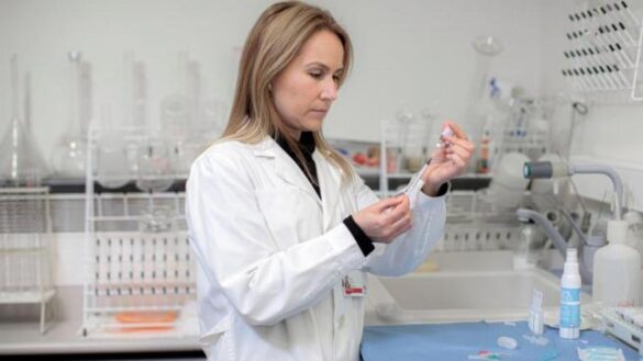 dos-enfermeras-espanolas-logran-sacar-una-septima-dosis-del-‘botecito’-de-la-vacuna-pfizer