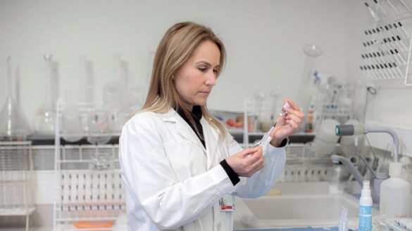 el-logro-de-ana-y-natalia,-dos-enfermeras-espanolas-que-logran-sacar-una-septima-dosis-del-‘botecito’-de-la-vacuna-pfizer
