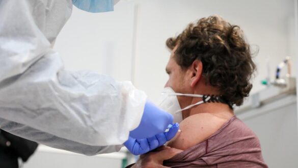dudas-sobre-la-vacunacion:-¿debo-estar-en-ayunas?-¿puedo-vacunarme-con-una-dosis-de-astrazeneca-y-otra-de-pfizer?-¿y-si-tengo-sintomas?