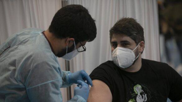 los-menores-de-55-anos-que-hayan-pasado-la-covid-19-solo-recibiran-una-dosis-seis-meses-despues-de-la-infeccion