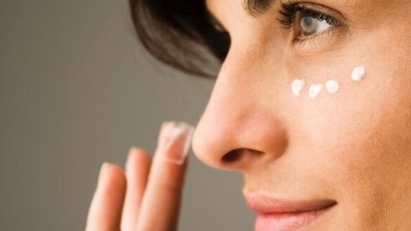 el-contorno-de-ojos:-edad-recomendada-para-empezar-con-el-tratamiento-y-como-aplicarlo-correctamente