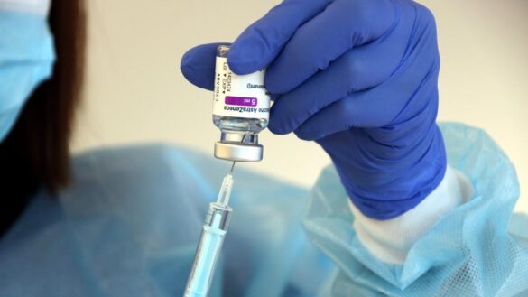 los-medicos-sugieren-a-sanidad-que-amplie-la-vacuna-de-astrazeneca-hasta-los-65-anos