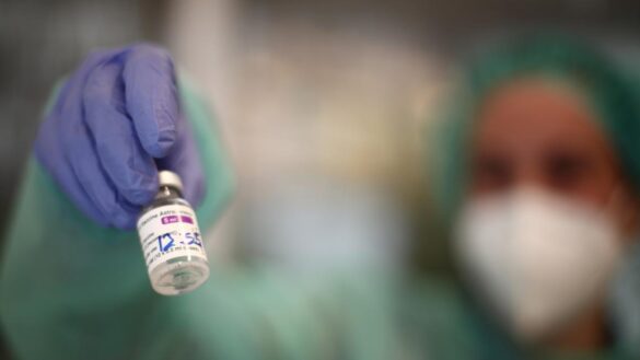 sanidad-asegura-que-no-hay-evidencia-de-que-la-vacuna-de-astrazeneca-cause-trombos